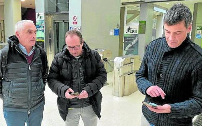Representantes municipales y de Usabal muestran cómo utilizar la aplicación KirolTxartela Mugiment. Representantes municipales y de Usabal muestran cómo utilizar la aplicación KirolTxartela Mugiment.