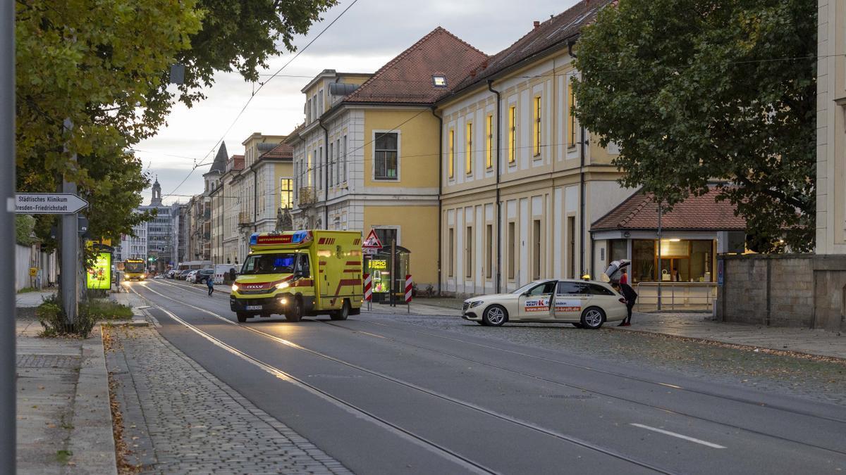 Una ambulancia en la ciudad alemana de Dresde tras el hallazgo de una bomba de la Segunda Guerra Mundial.