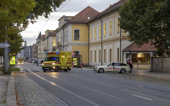 Una ambulancia en la ciudad alemana de Dresde tras el hallazgo de una bomba de la Segunda Guerra Mundial.