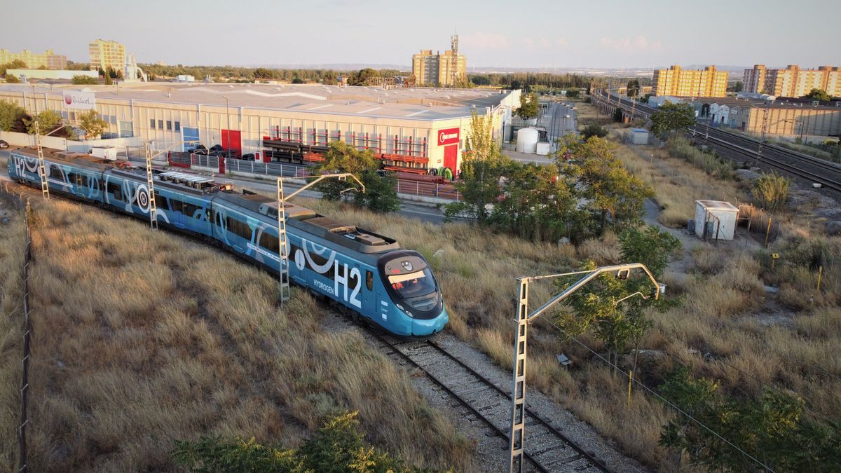 El tren de hidrógeno de CAF circulando por vías