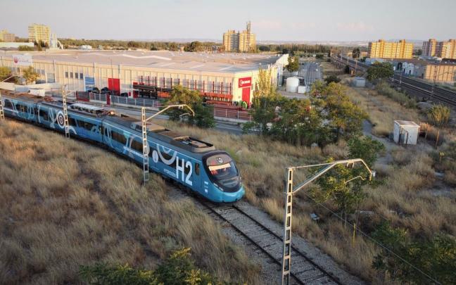 El tren de hidr&oacute;geno de CAF circulando por v&iacute;as
