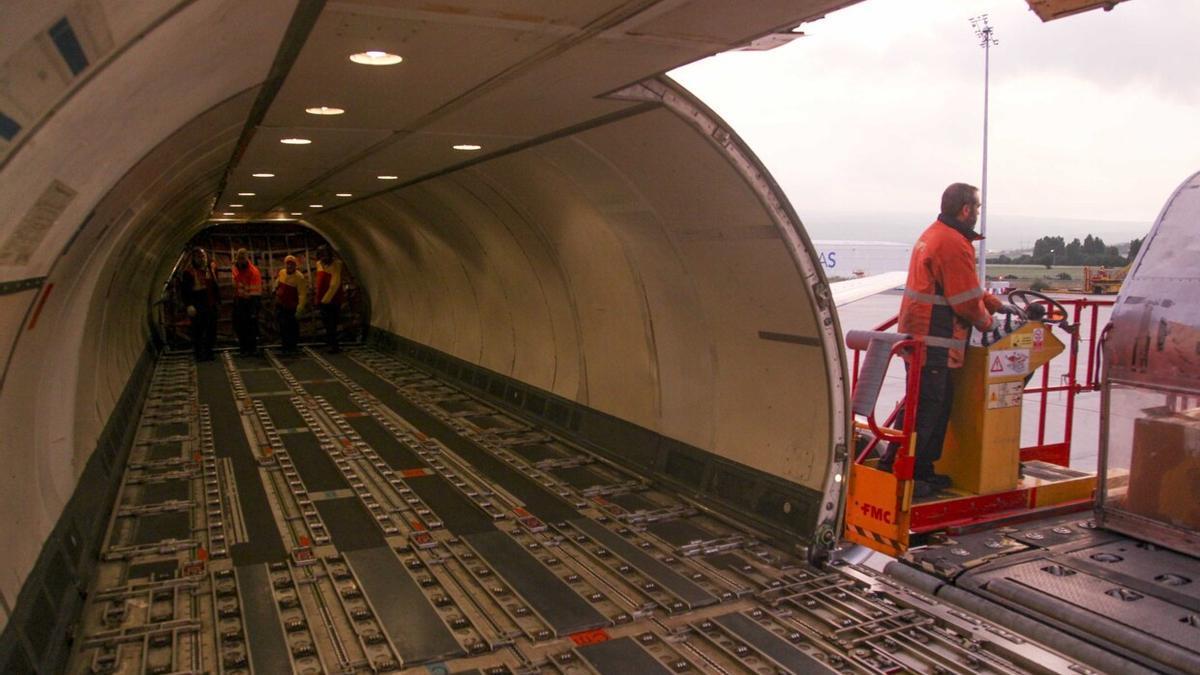 Interior de la bodega de carga de una aeronave en Foronda