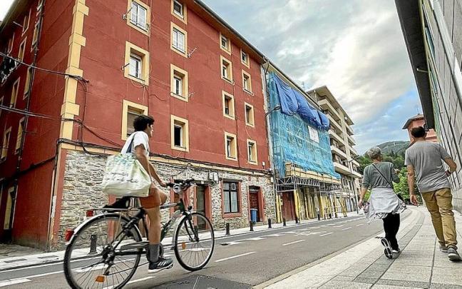 Bidegorri y carretera del barrio Ezkiaga de Beasain, donde se efectuar&aacute;n las obras.