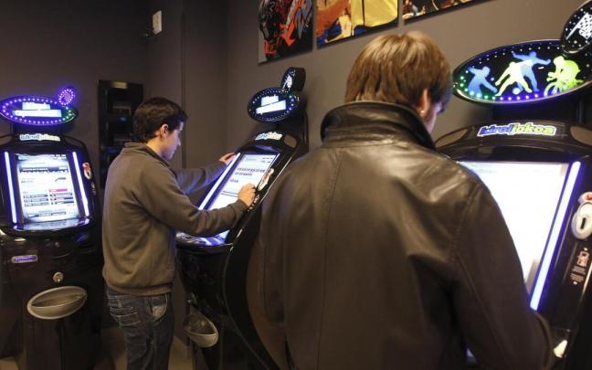 Dos jóvenes, en un local de apuestas