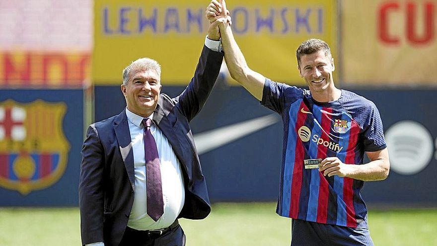 Joan Laporta y Robert Lewandowski, en la presentación del polaco ante 55.000 aficionados. | FOTO: EFE