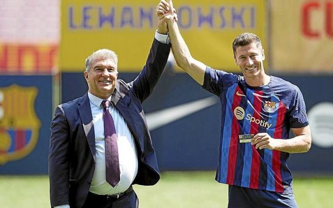 Joan Laporta y Robert Lewandowski, en la presentación del polaco ante 55.000 aficionados. | FOTO: EFE