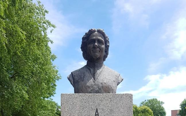 Busto de Clara Campoamor.