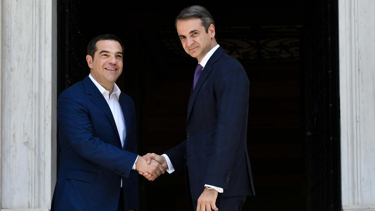 Alexis Tsipras (i) saluda al primer ministro griego, Kyriakos Mitsotakis.
