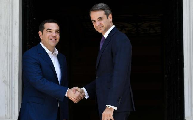 Alexis Tsipras (i) saluda al primer ministro griego, Kyriakos Mitsotakis. Alexis Tsipras (i) saluda al primer ministro griego, Kyriakos Mitsotakis.