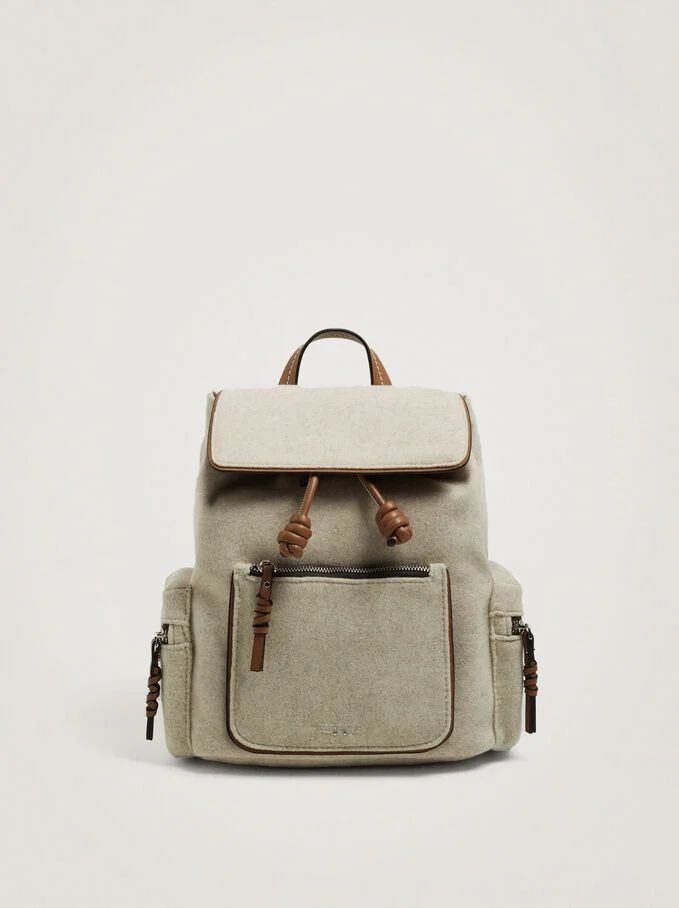 Mochila de fieltro en color crudo.