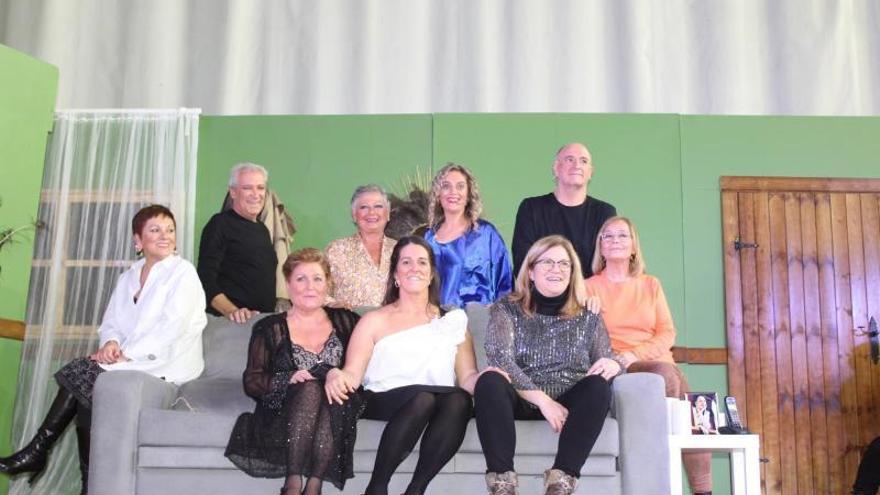 Parte del grupo de teatro Luz de Candilejas tras la representación de diciembre.