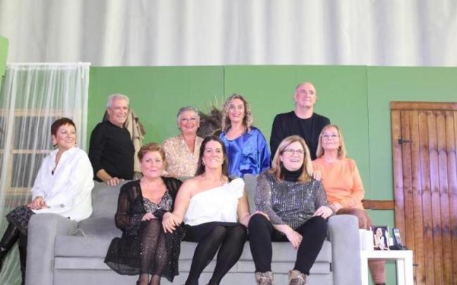 Parte del grupo de teatro Luz de Candilejas tras la representaci&oacute;n de diciembre.