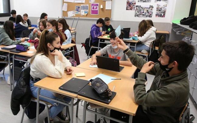Estudiantes de Secundaria del l IES Sarriguren, durante una clase. Estudiantes de Secundaria del l IES Sarriguren, durante una clase.