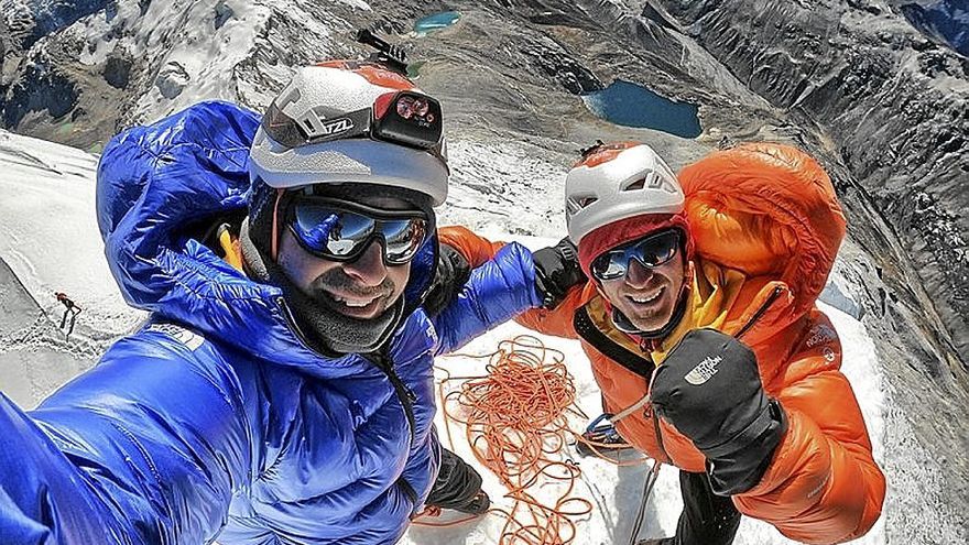 Eneko e Iker Pou, en la cima del Ranrallaju y practicando escalanda deportiva en ‘Tres Leches’.