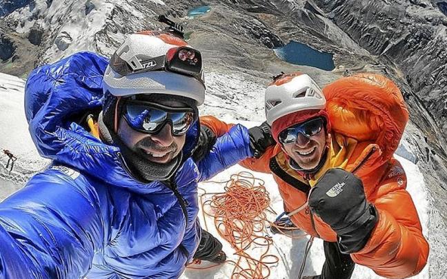 Eneko e Iker Pou, en la cima del Ranrallaju y practicando escalanda deportiva en ‘Tres Leches’. Eneko e Iker Pou, en la cima del Ranrallaju y practicando escalanda deportiva en ‘Tres Leches’.