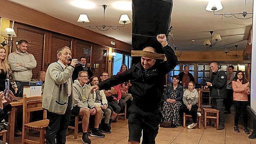 Garai batean ‘paketea gauez nola eramaten zen erakusten.