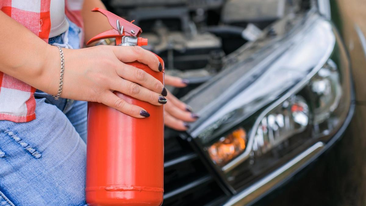 Un extintor junto a un coche.