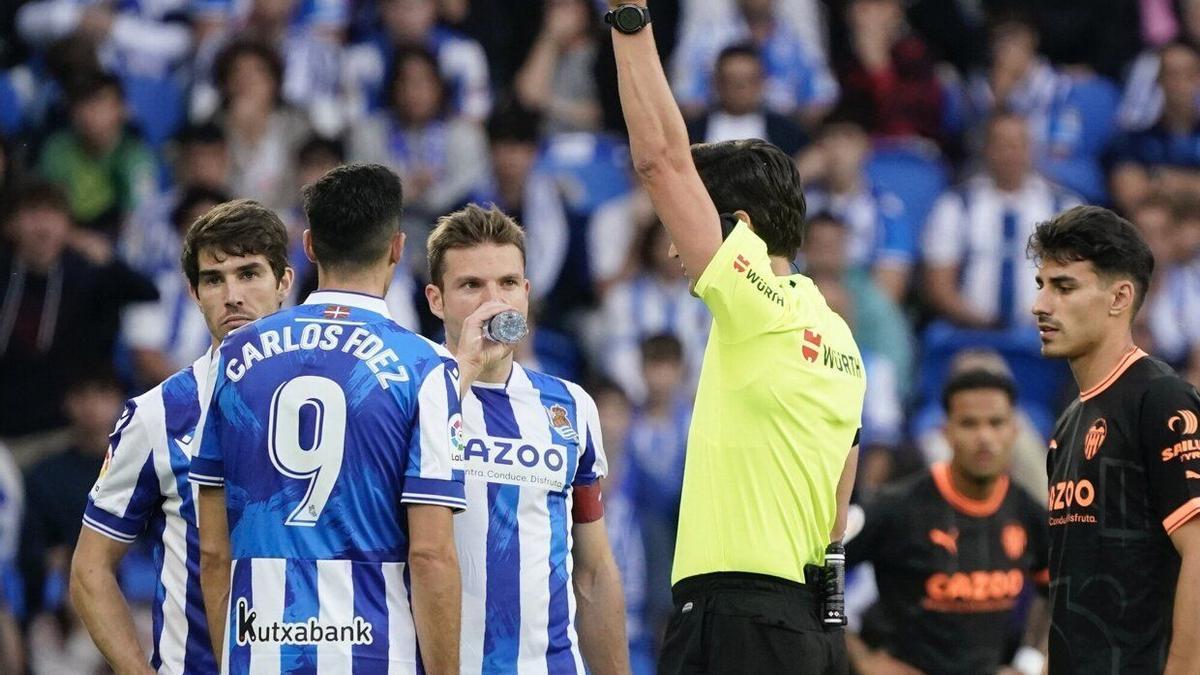 Munuera Montero muestra la roja a Aritz Elustondo