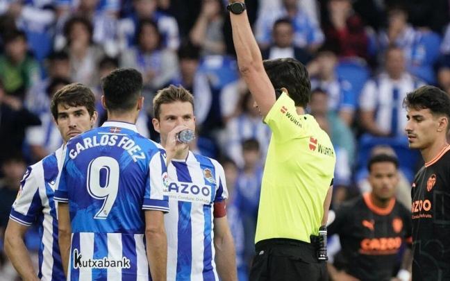 Munuera Montero muestra la roja a Aritz Elustondo