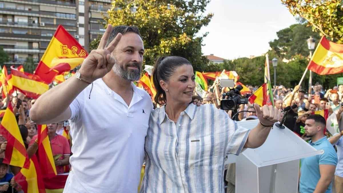 Macarena Olona junto a Santiago Abascal durante la campaña electoral de las últimas elecciones andaluzas.