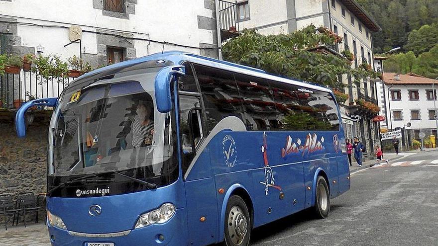 Imagen de archivo de la parada de un autobús de transporte escolar en Leitza.