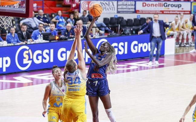 Awak Kuier lanza en el duelo ante el Estudiantes.