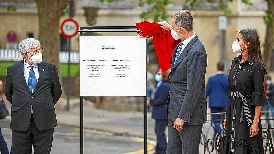 Inauguración del Centro Memorial de Víctimas del Terrorismo de Vitoria, con su director, Florencio Domínguez, y los reyes.