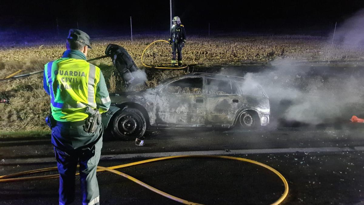 Bomberos y Guardia Civil atienden el accidente.