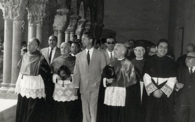 Carlos Hugo rodeado de sacerdotes visita el claustro de la catedral. Carlos Hugo rodeado de sacerdotes visita el claustro de la catedral.