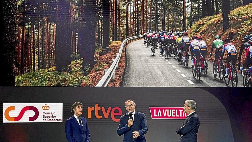 El presidente del CSD, José Manuel Franco, con los presentadores Pedro Delgado y Carlos de Andrés. | FOTO: EFE