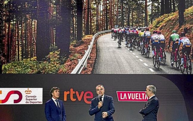El presidente del CSD, José Manuel Franco, con los presentadores Pedro Delgado y Carlos de Andrés. | FOTO: EFE El presidente del CSD, José Manuel Franco, con los presentadores Pedro Delgado y Carlos de Andrés. | FOTO: EFE