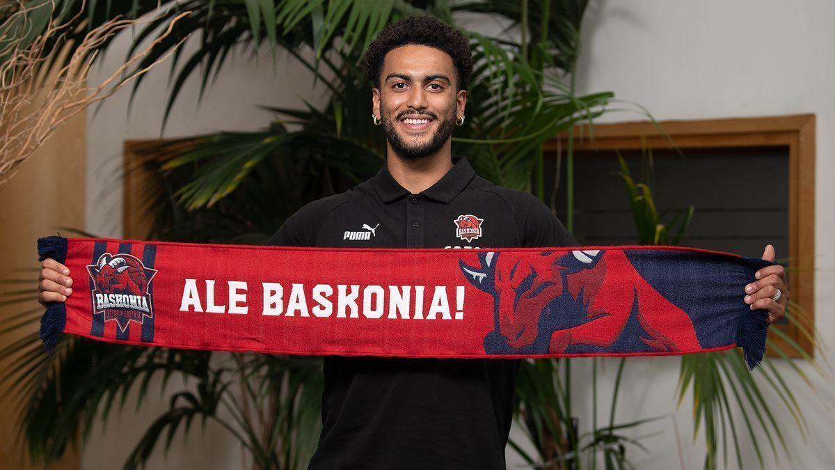 Markus Howard posa con la bufanda baskonista a su llegada a Vitoria-Gasteiz