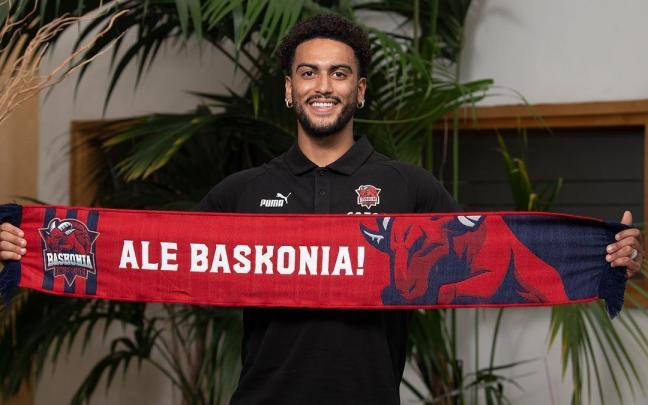 Markus Howard posa con la bufanda baskonista a su llegada a Vitoria-Gasteiz