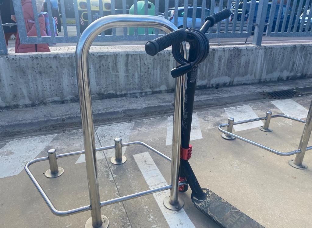 Un patinete con candado pero sin candar en la escuela de Zabalgana.