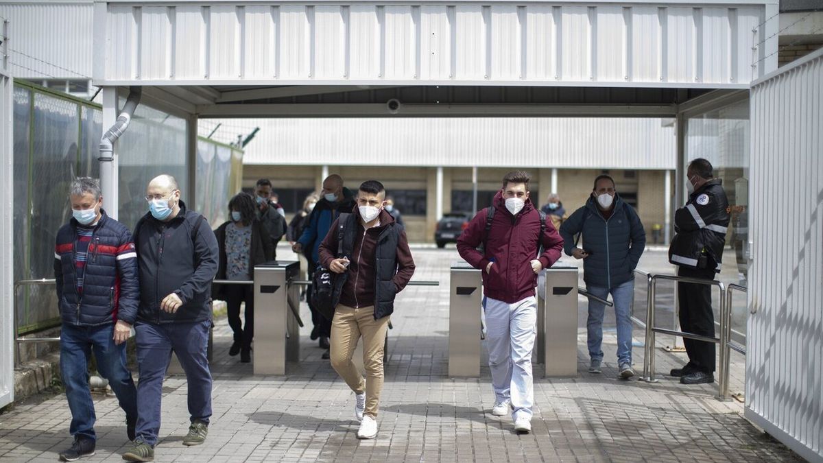 Trabajadores de una empresa navarra con las mascarillas