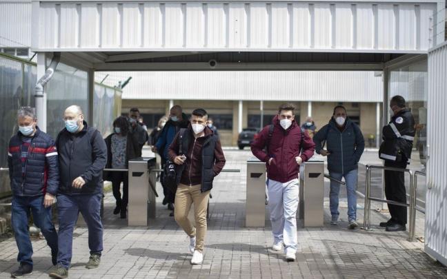 Trabajadores de una empresa navarra con las mascarillas