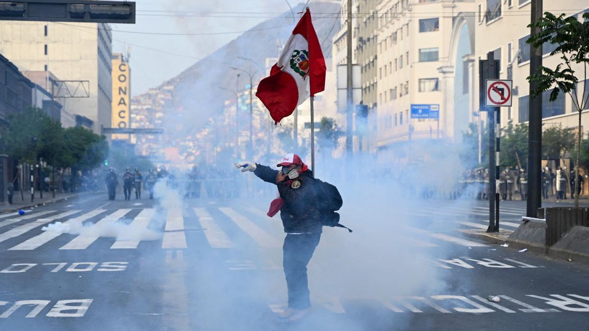 Un simpatizante de Pedro Castillo ondea una bandera durante una protesta en Lima.