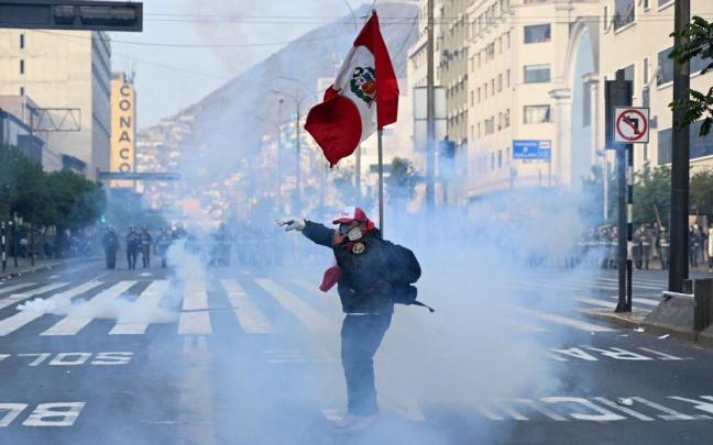 Un simpatizante de Pedro Castillo ondea una bandera durante una protesta en Lima. Un simpatizante de Pedro Castillo ondea una bandera durante una protesta en Lima.