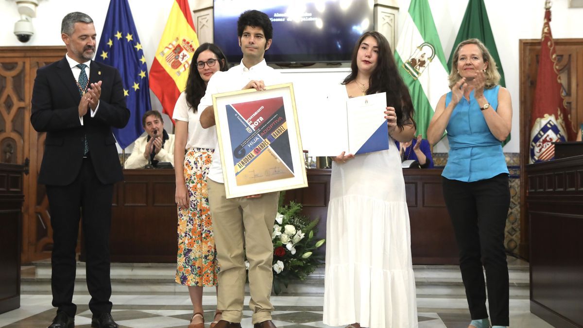 Los tres hijos de Almudena Grandes, junto a Nadia Calviño, el alcalde de Rota (i), recogen el nombramiento de Almudena Grandes como Hija Adoptiva de la Villa.