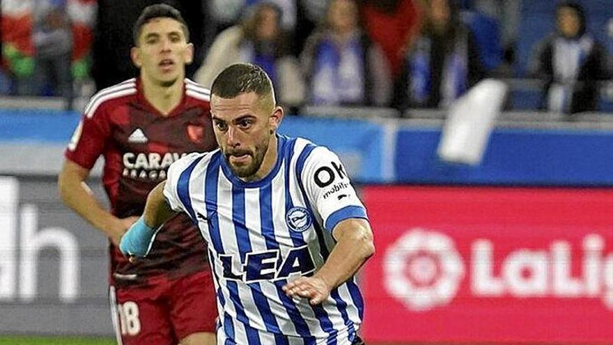 Luis Rioja supera a Zapater durante el último Alavés-Zaragoza en Mendizorroza.