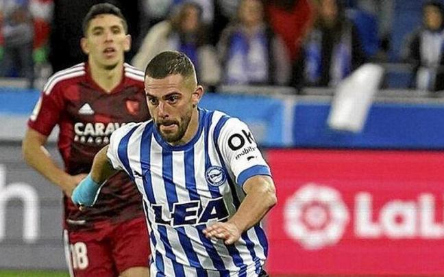 Luis Rioja supera a Zapater durante el último Alavés-Zaragoza en Mendizorroza. Luis Rioja supera a Zapater durante el último Alavés-Zaragoza en Mendizorroza.