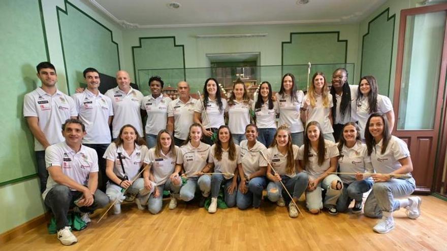 Las jugadoras, antes del lanzamiento del cohete