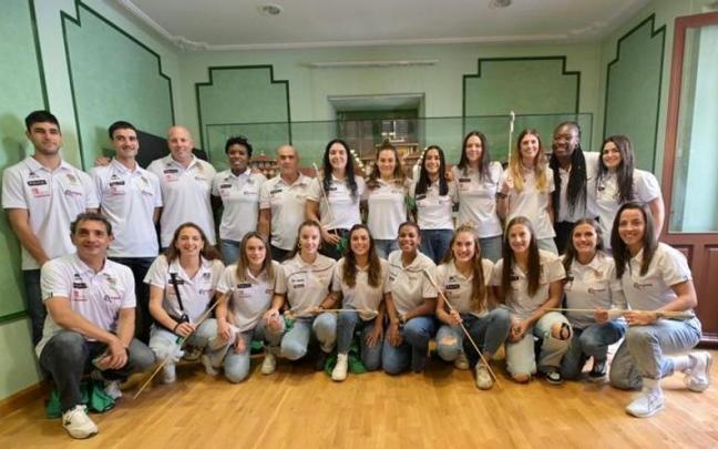 Las jugadoras, antes del lanzamiento del cohete Las jugadoras, antes del lanzamiento del cohete