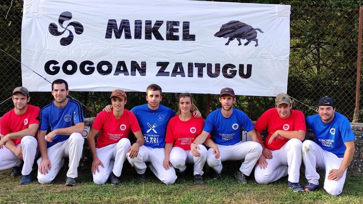 Los pelotaris de Arraioz junto a la pancarta en recuerdo de Mikel Organbide