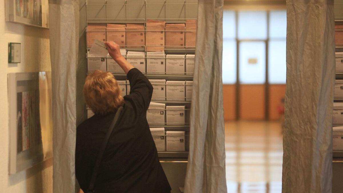 Una mujer, en un colegio electoral de Donostia.