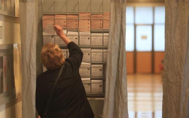 Una mujer, en un colegio electoral de Donostia.