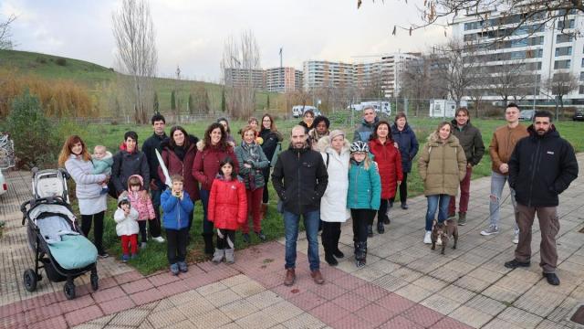 Vecinos y vecinas de Erripagaña en la parcela que ocupará el futuro centro de salud, programado primero para 2013 y luego para 2026.
