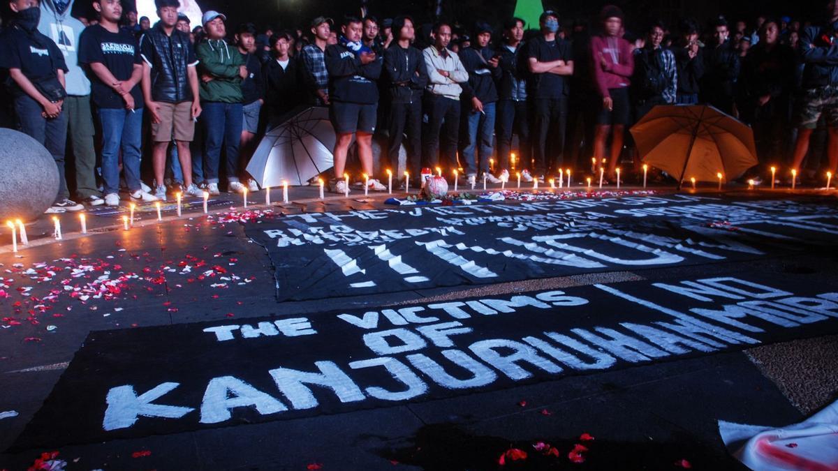 Homenaje a los 125 fallecidos en el estadio Kanjuruhan de la ciudad de Malang.