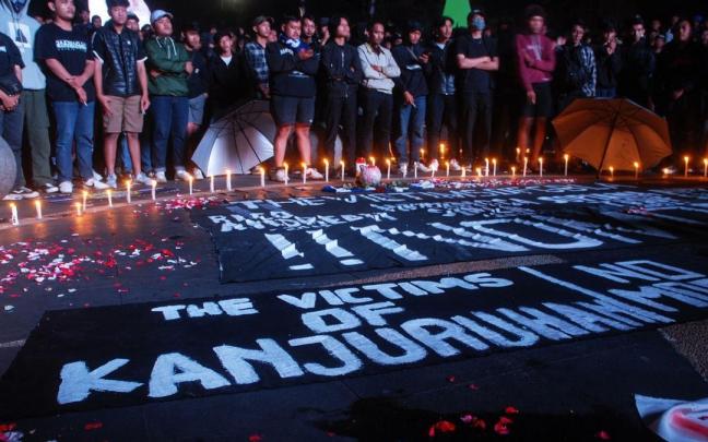 Homenaje a los 125 fallecidos en el estadio Kanjuruhan de la ciudad de Malang.