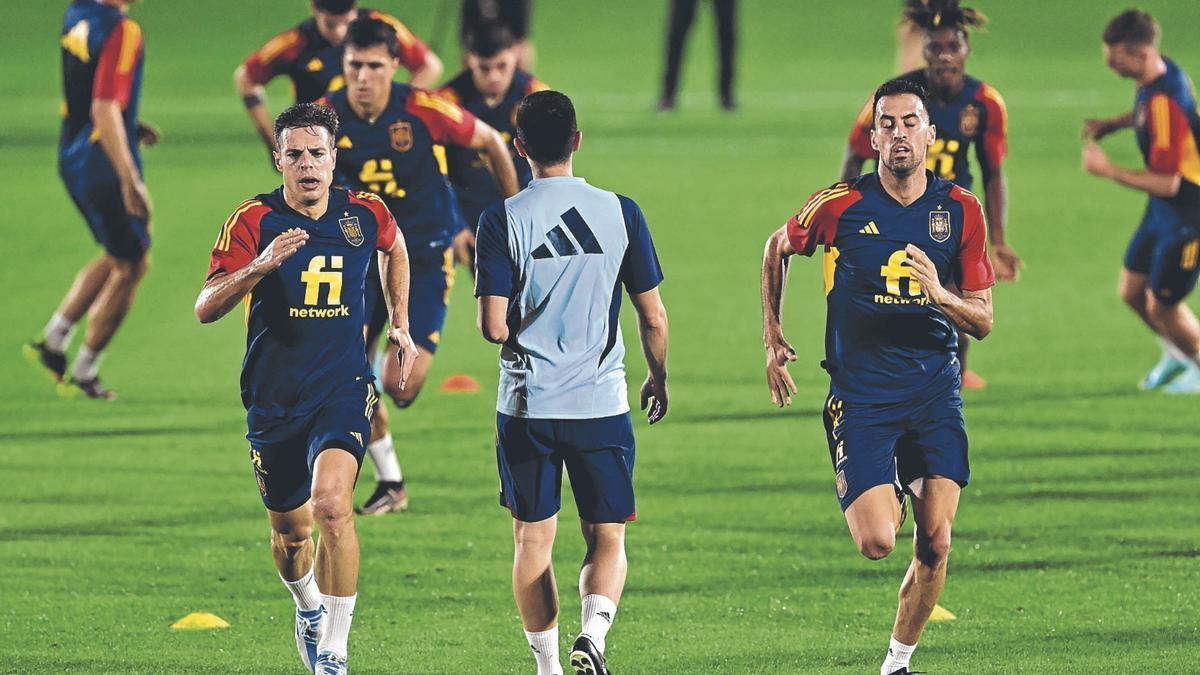 César Azpilicueta se ejercita junto a Sergio Busquets.